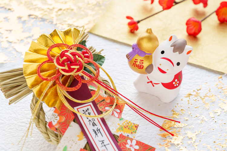 お正月の飾り物と午の人形