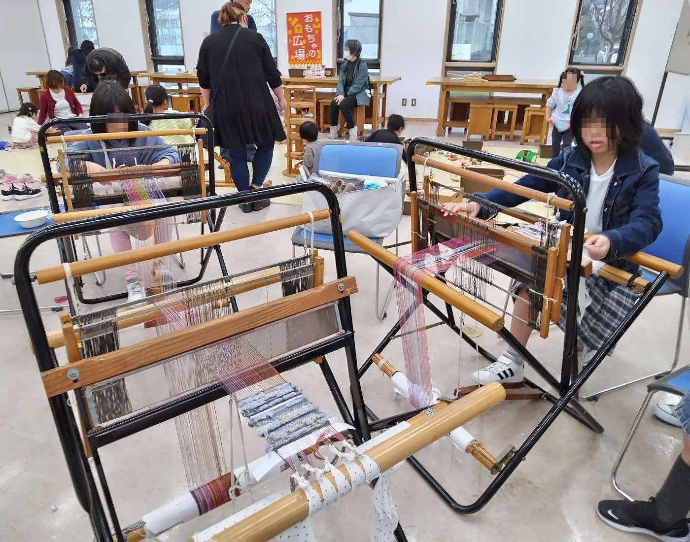 機織りをする子どもたち