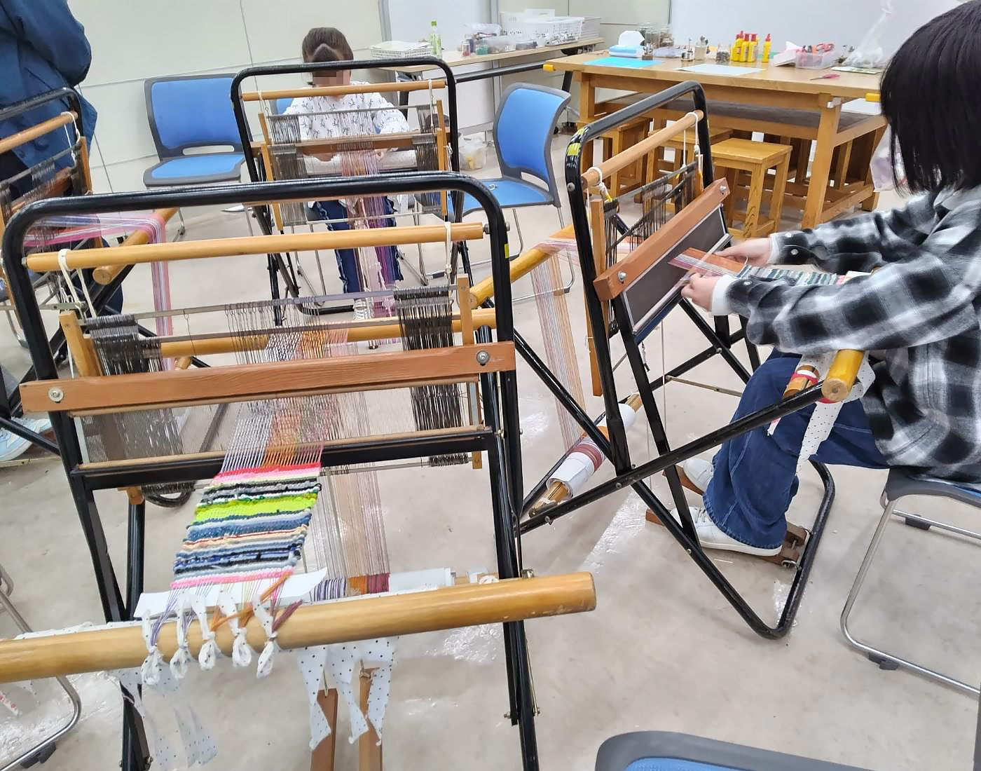 機織りをする子どもたち