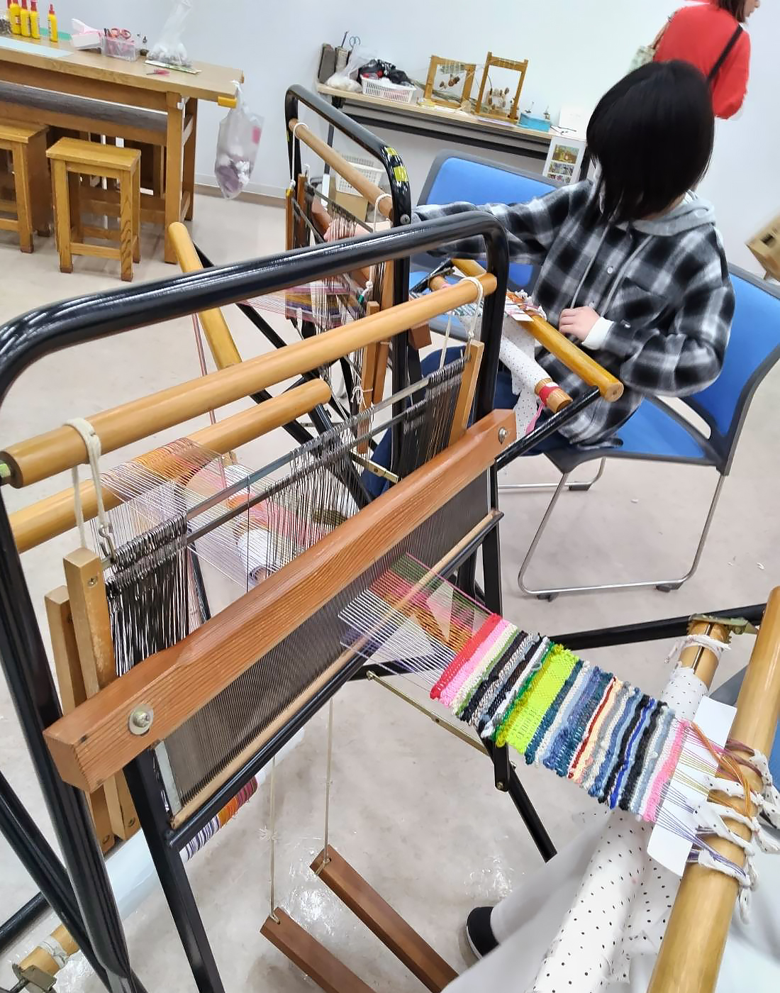 機織りをする子ども