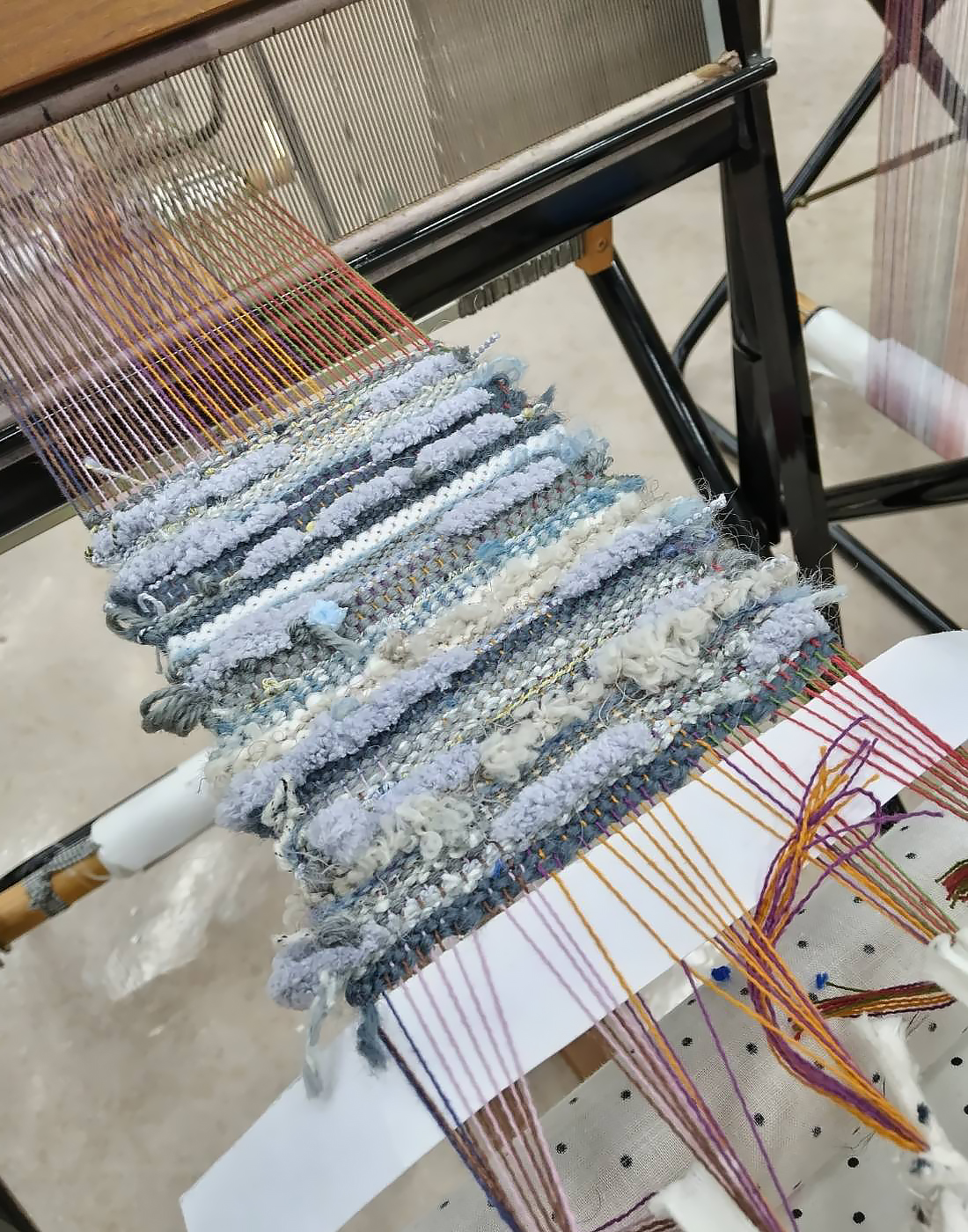 機織り機で織るタペストリー