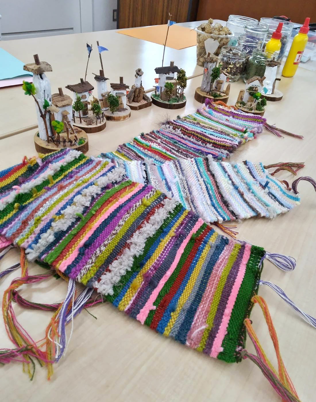 機織り機で織ったタペストリーと、海の流木を使って作ったお家のオブジェ