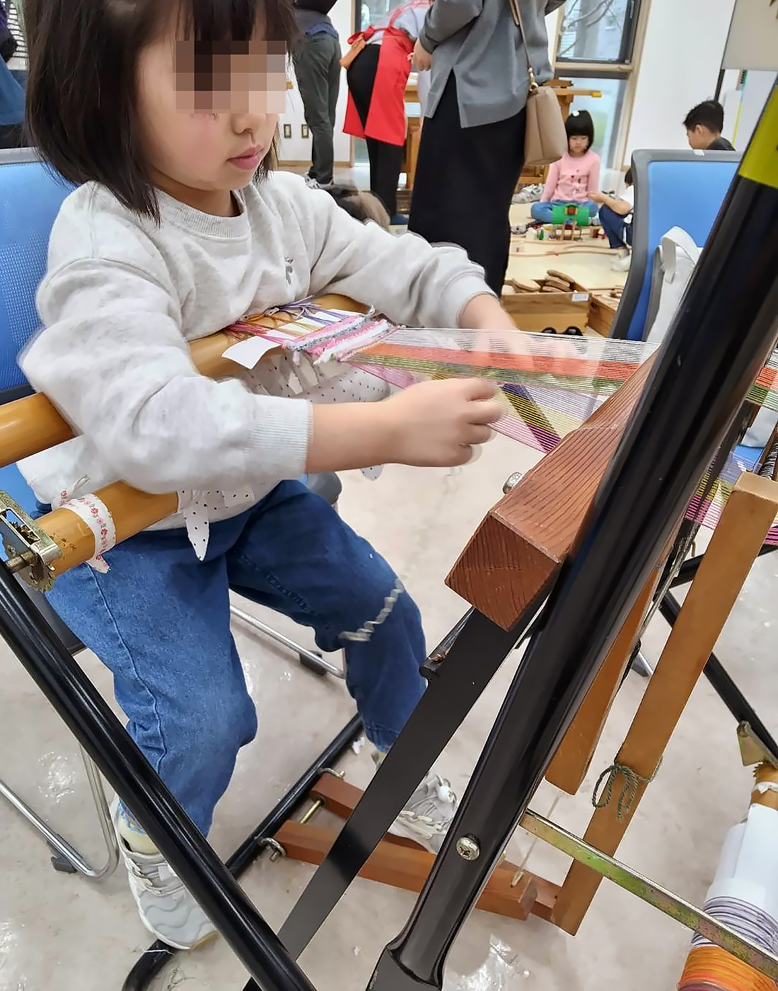 機織りをする女の子